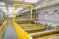 Linha de zinco alcalino em gancheiras.